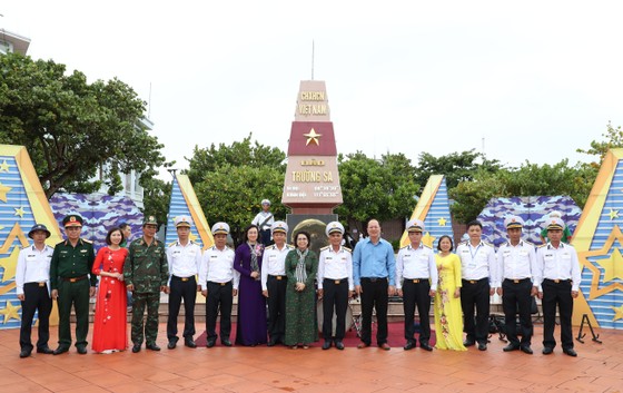 Đoàn công tác số 9 - TPHCM thăm, động viên quân, dân huyện đảo Trường Sa và Nhà giàn DK1 ảnh 12