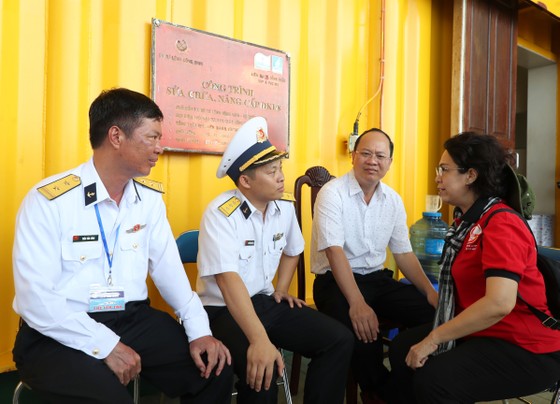 Đoàn công tác số 9 - TPHCM thăm, động viên quân, dân huyện đảo Trường Sa và Nhà giàn DK1   ảnh 16