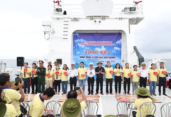 Đoàn công tác số 9 - TPHCM thăm, động viên quân, dân huyện đảo Trường Sa và Nhà giàn DK1 ảnh 18
