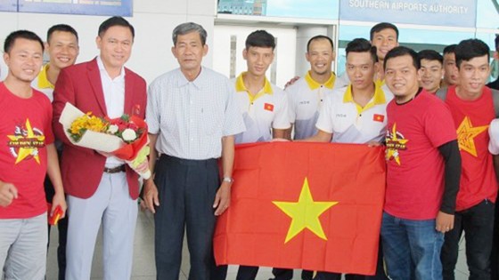 Đại diện LĐBĐ Việt Nam và Cổ động viên ra sân bay tiễn hai đội