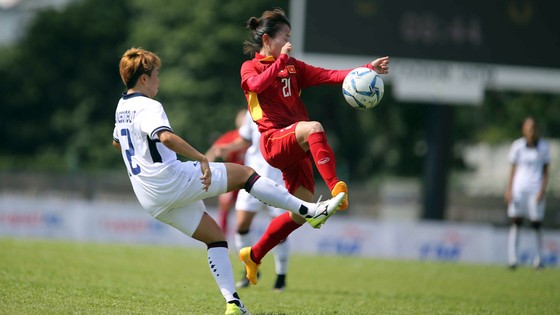 Đội nữ Việt Nam (áo đỏ) và Thái Lan bất phân thắng bại