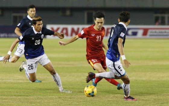 Cuộc so tài giữa hai đội Việt Nam và Campuchia tại AFF Cup 2016. Ảnh: DŨNG PHƯƠNG