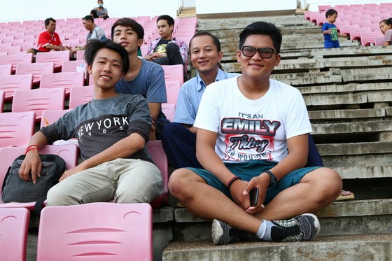 Cổ động viên “đội mưa” 4 tiếng để đợi đội tuyển Việt Nam ảnh 2
