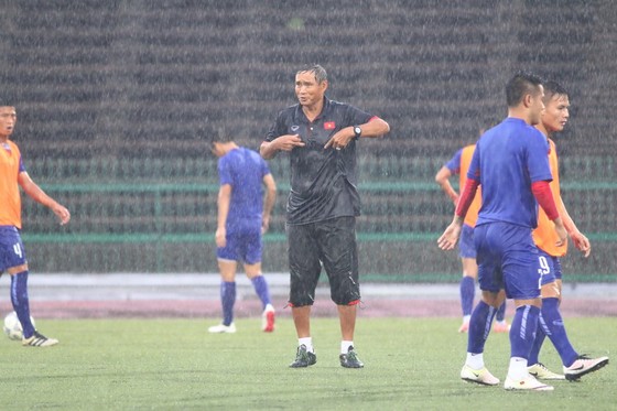 Thầy trò đội tuyển Việt Nam "luyện công" dưới mưa (ảnh: HỮU THÀNH)