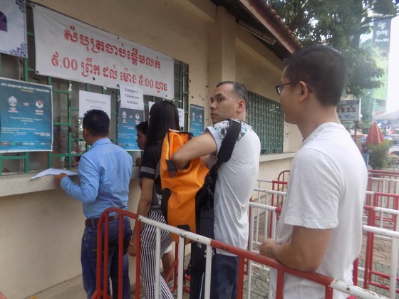 Khán giả Campuchia xếp hàng mua vé trong trật tự