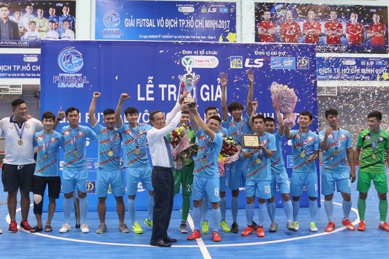 Đội HPN.Phú Nhuận lần đầu đăng quang giải vô địch TPHCM. (Ảnh: HOÀNG HÙNG)