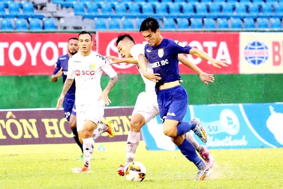 Điểm nhấn vòng 20 V-League 2017: Khánh Hòa và Bình Dương  ảnh 1