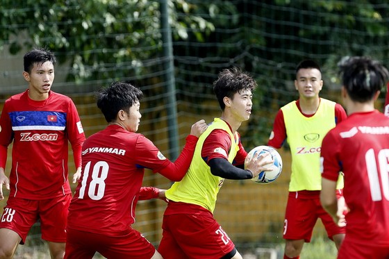 Các tuyển thủ Việt Nam hướng đến chiến thắng vào tối 10-10 tới. (Ảnh: MINH HOÀNG )