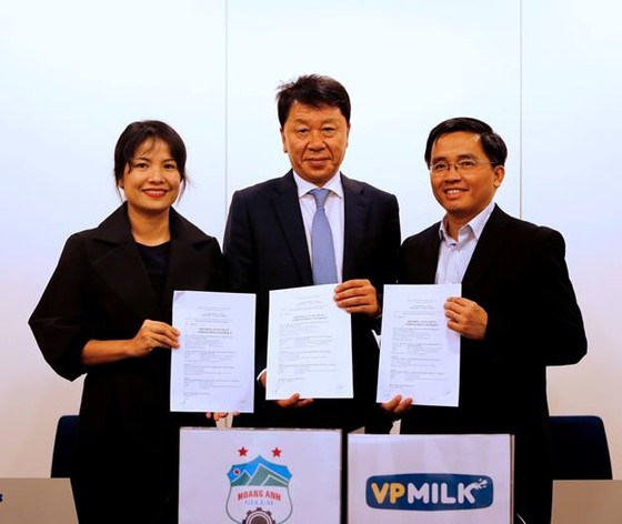 Lễ ký hợp đồng ghi nhớ giữa đại diện CLB HA.GL và HLV Chung Hae Seong vào trưa 11-10. (ảnh: CLB HA.GL cung câS