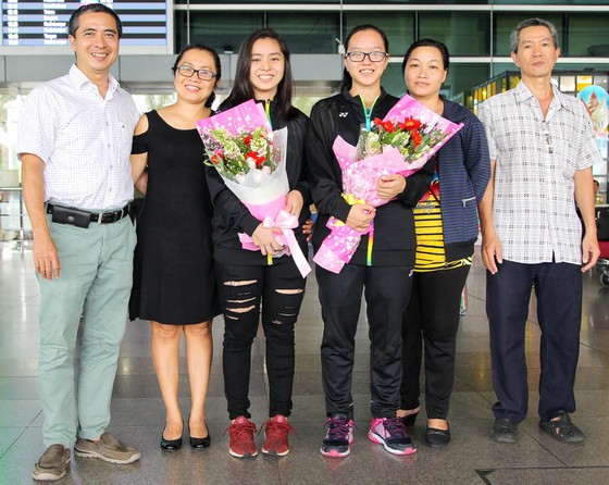 Tiên, Khanh và gia đình tại sân bay Tân Sơn Nhất. Ảnh: NHẬT ANH