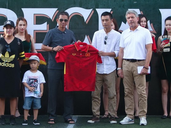 HLV Hoàng Anh Tuấn trao áo thi đấu của đội U20 Việt Nam cho Ban tổ chức