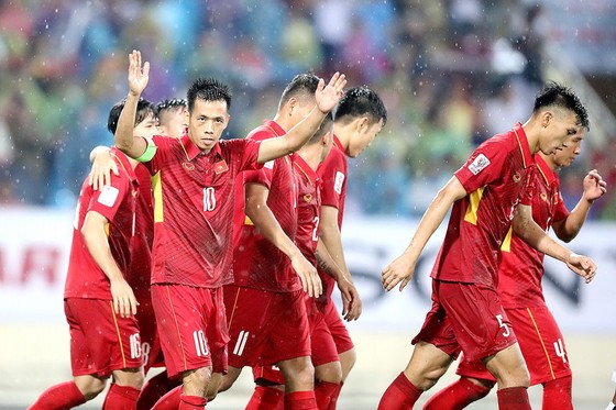 Văn Quyết và các đồng đội trong trận thắng Campuchia 5-0. Ảnh: MINH HOÀNG