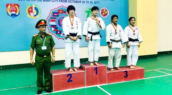 Đại tá PGS TS Vương Văn Hùng – Phó Hiệu trưởng Trường ĐH CSND trao huy chương cho các VĐV ở hạng cân -52kg nữ.