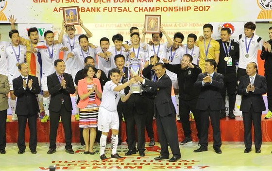 Đội Thái Lan với chiếc Cúp vô địch lần thứ 13. Ảnh: DŨNG PHƯƠNG