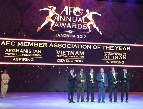 LĐBĐ châu Á trao giải cho đại diện LĐBĐ Việt Nam tại Gala. Ảnh: ANH TRẦN