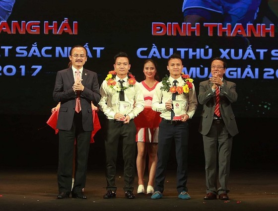 Lãnh đạo VPF trao giải cho Đinh Thanh Trung và Nguyễn Quang Hải. Ảnh: MINH HOÀNG