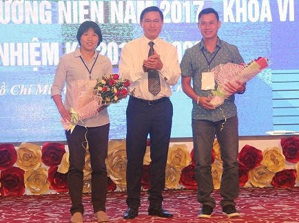 Chủ tịch HFF Trần Anh Tú trao hoa chúc mừng HLV Kim Chi (nữ TPHCM) và Bảo Quân (Thái Sơn Nam) tại Đại hội. ảnh: A.TRẦN