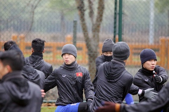 U23 Việt Nam "luyện công" dưới thời tiết khá xấu. Ảnh: Đoàn Nhật