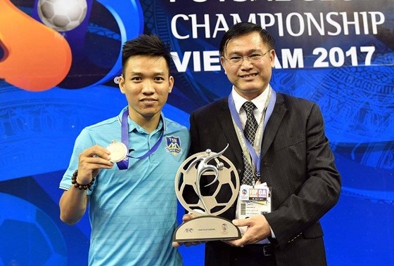 Thủ quân CLB Thái Sơn Nam , Trần Văn Vũ nhận Cúp fair-play từ AFC . Ảnh: A.Trần