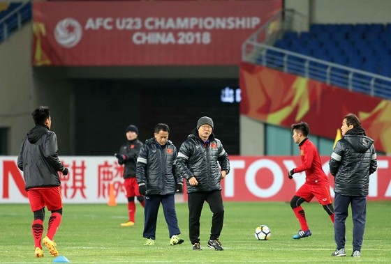 VCK U23 châu Á 2018: Trung Quốc và Qatar cùng giành chiến thắng  ảnh 1