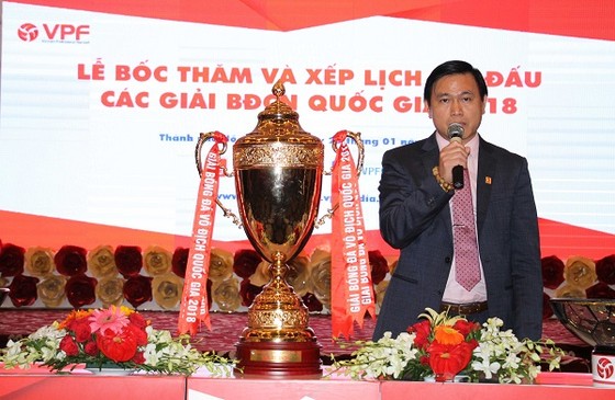 Chủ tịch HĐQT Công ty VPF Trần Anh Tú bên cạnh chiếc Cúp dành cho đội vô địch V-League 2018. Ảnh: DŨNG PHƯƠNG