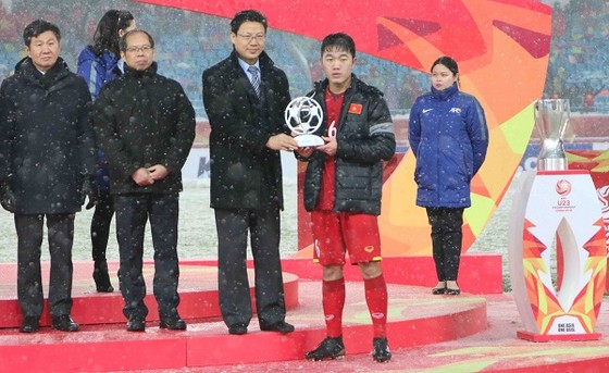 Thủ quân Xuân Trường đại diện U23 Việt Nam nhận giải fair-play. Ảnh: ANH KHOA