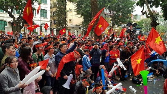 Đông đảo người hâm mộ đến các tụ điểm ở trong nhà lẫn ngoài phố để cổ vũ đội U23 Việt Nam. Ảnh: MINH HOÀNG