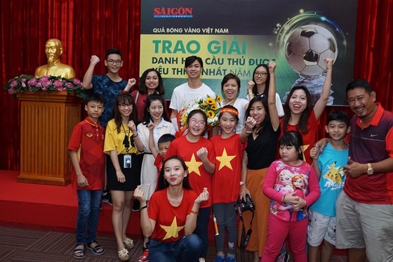 Nguyễn Công Phượng nhận giải “Cầu thủ được yêu thích nhất năm 2017” ảnh 4