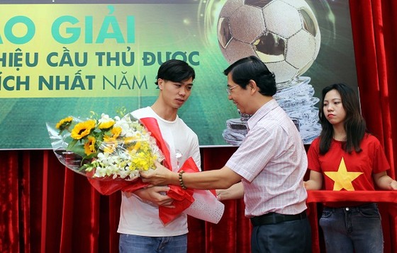 Nguyễn Công Phượng nhận giải “Cầu thủ được yêu thích nhất năm 2017” ảnh 1