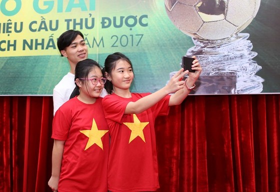 Nguyễn Công Phượng nhận giải “Cầu thủ được yêu thích nhất năm 2017” ảnh 3