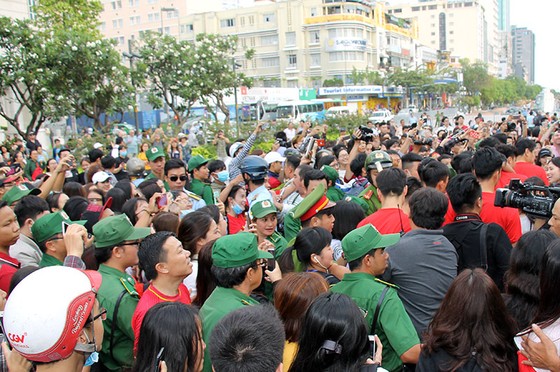 Đội U23 Việt Nam dự lễ dâng hương tượng đài Bác Hồ trên phố đi bộ đường Nguyễn Huệ ảnh 3