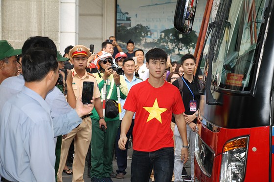 Đội U23 Việt Nam dự lễ dâng hương tượng đài Bác Hồ trên phố đi bộ đường Nguyễn Huệ ảnh 1