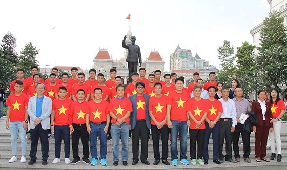 Đội U23 Việt Nam dự lễ dâng hương tượng đài Bác Hồ trên phố đi bộ đường Nguyễn Huệ ảnh 5