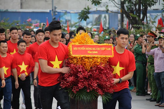 Đội U23 Việt Nam dự lễ dâng hương tượng đài Bác Hồ trên phố đi bộ đường Nguyễn Huệ ảnh 4