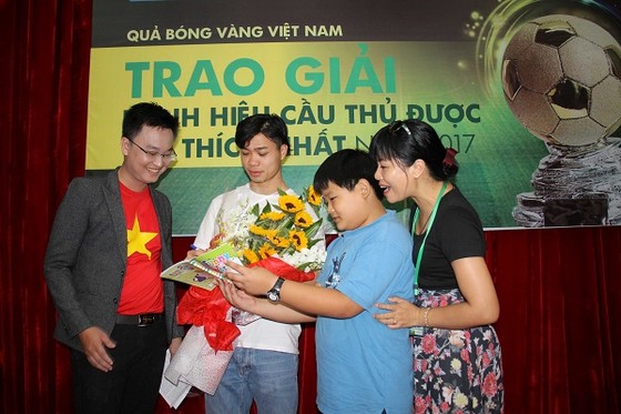 Nguyễn Công Phượng nhận giải “Cầu thủ được yêu thích nhất năm 2017” ảnh 5