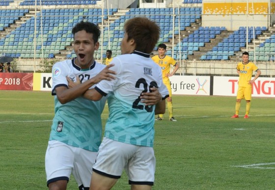 Niềm vui của các cầu thủ Yangon United khi thắng ngược đội Thanh Hóa
