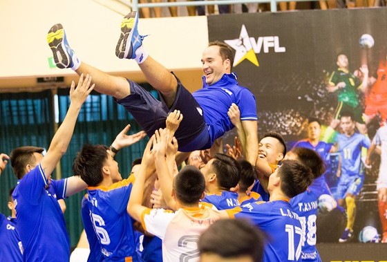 Hanoi Bufaloes giành chức vô địch trong trận cầu có tới 12 bàn thắng ảnh 2