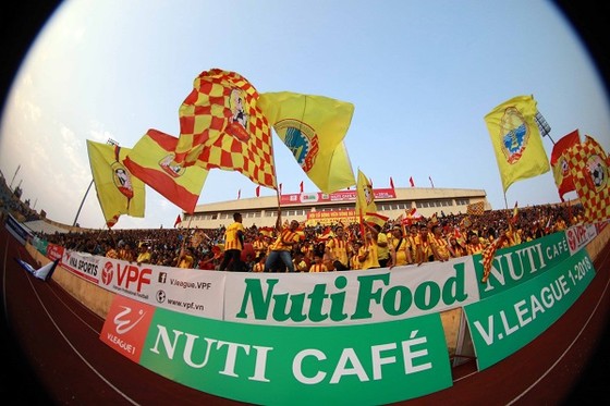 CĐV Nam Định đang trông chờ sự quật khởi của đội nhà ở những vòng đấu tới. Ảnh: MINH HOÀNG