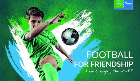 Hai cầu thủ trẻ Việt Nam tham dự chương trình Football For Friendship 