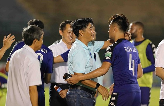 HLV Trần Minh Chiến chúc mừng các cầu thủ B.Bình Dương sau trận thắng Quảng Nam. Ảnh: DŨNG PHƯƠNG