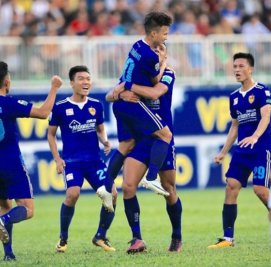Niềm vui của các cầu thủ Quảng Nam sau chiến thắng trên sân Pleiku. Ảnh: MINH TRẦN