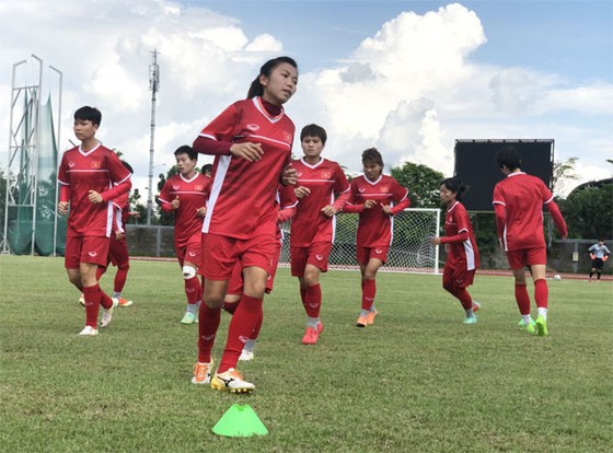 Các nữ tuyển thủ Việt Nam trên sân tập ngày 4-7
