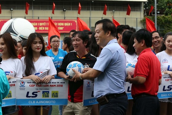 Đại diện nhà tài trợ Thái Sơn Nam tặng quà và bắt tay chào mừng các đội dự giải