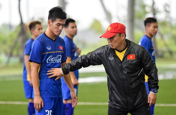 Bộ trưởng Bộ VH-TT-DL Nguyễn Ngọc Thiện thăm đội U23 Việt Nam ảnh 5
