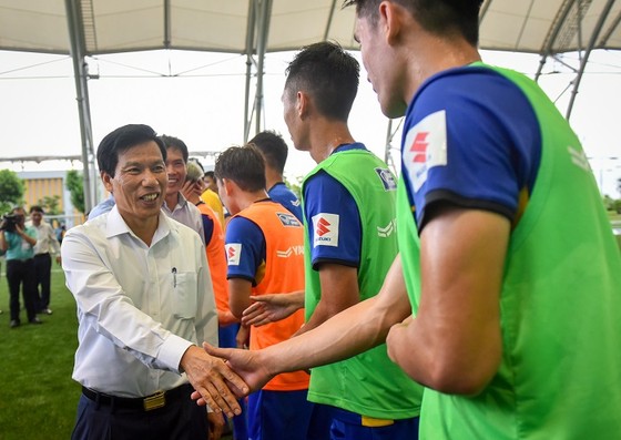 Bộ trưởng Bộ VH-TT-DL Nguyễn Ngọc Thiện thăm đội U23 Việt Nam ảnh 1