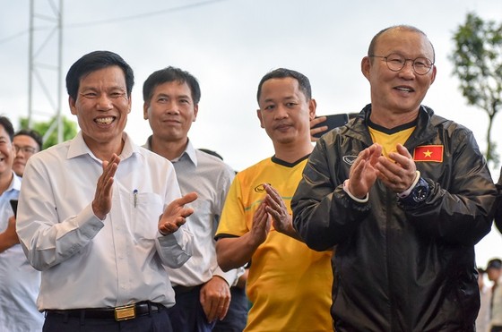 Bộ trưởng Nguyễn Ngọc Thiện (bìa trái) có chuyến thăm thầy trò HLV Park Hang-seo chiều 26-7. Ảnh: MINH HOÀNG