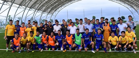 Bộ trưởng Bộ VH-TT-DL Nguyễn Ngọc Thiện thăm đội U23 Việt Nam ảnh 3
