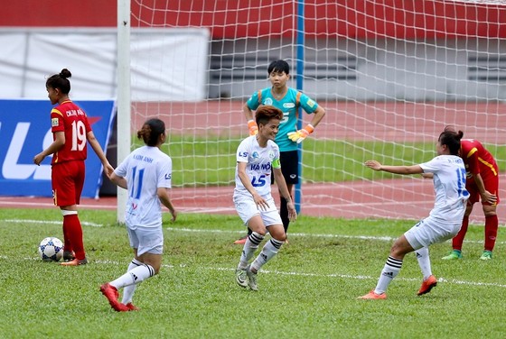 Đội nữ Hà Nội giữ vững ngôi đầu bảng sau trận hòa 1-1 trước TPHCM. Ảnh: DŨNG PHƯƠNG