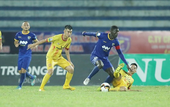 Áp lực cho Nam Định và Cần Thơ ở vòng 22 Nuti Cafe V-League 2018 ảnh 1