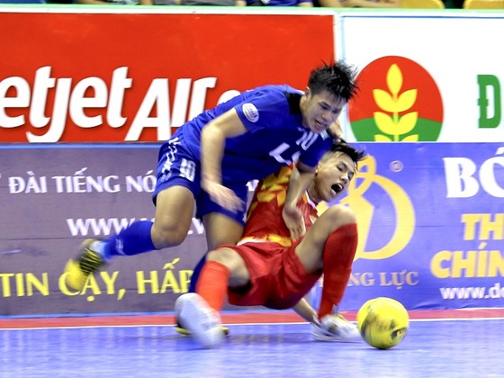 Thái Sơn Nam (áo xanh) kịp gượng dậy sau chiến thắng 2-0 trước Cao Bằng. Ảnh: HOÀNG QUÂN